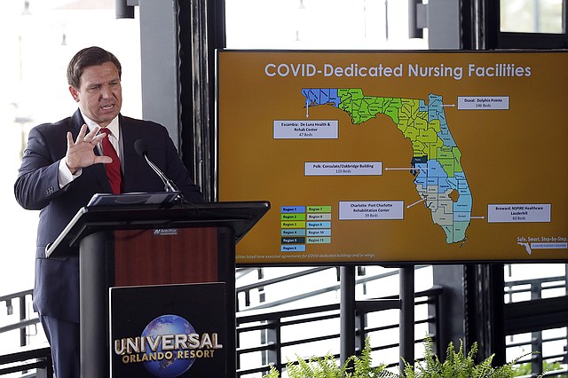 SALUD. El gobernador republicano Ron DeSantis habla durante una conferencia en los Universal Studios de Orlando, el 3 de junio, cuando el parque reabrió para los que tenían pases para la temporada. Abrió para el público en general dos días después. Para agosto, el estado tiene más de medio millón de casos confirmados y 35,000 internacionales. Así y todo todavía el gobernador no ha hecho mandatorio el uso de máscara facial. Algunos gobiernos si implementaron el mandato.