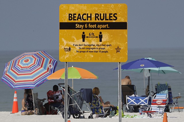PLAYAS. Bañistas el 4 de mayo en la playa de Clearwater, en Florida, cuando reabrió al público luego de que se flexibilizaran las restricciones por el coronavirus
