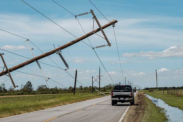 DESTROZOS. En la US Highway 90, Luisiana, la tormenta afectó las líneas eléctricas hasta hacer que se inclinaran. | Foto: Efe/Dan Anderson.