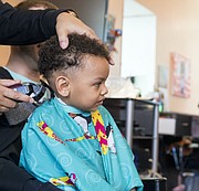 Peluquería. Si piensa ir a la barbería se recomienda primero hacer una cita y preguntar si ese negocio está tomando las medidas de precaución contra el coronavirus. | FOTO: Cortesía Kaiser Permanente
