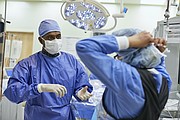 Efectividad. La forma correcta de llevar la mascarilla es como la usa este doctor, es decir que debe cubrirle completamente la nariz y la boca. | FOTO: Cortesía Kaiser Permanente