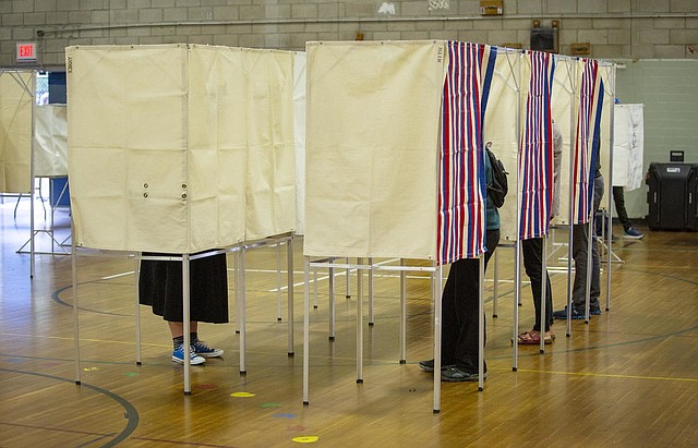 ELECCIÓN. Las cabinas de votación se llenan temprano en el colegio electoral de Linnaean St.