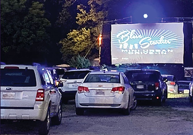 Cine bajo las estrellas y dentro del coche