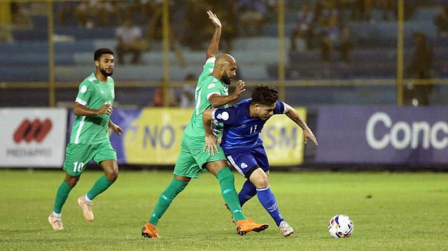 DEPORTE. El salvadoreño Rodolfo Zelaya pelea por el balón durante el partido de vuelta entre El Salvador y Monserrat, correspondiente al Grupo B de la Liga de Naciones Concacaf en San Salvador. | Foto: Efe/Miguel Lemus.
