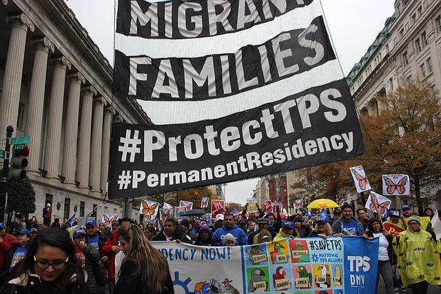 ESTATUS. Miles de migrantes están en vilo ante la posibilidad de que finalice su TPS. | Foto: Efe/Javier Romualdo.