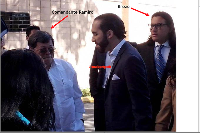 En esta foto se encuentra el líder del FMLN José Luis Merino, el presidente Nayib Bukele y Ernesto Sanabria alias "El Brozo".