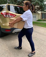 MUJER. Sagrario Ortiz es directora de El Poder de Ser Mujer. Estos días ayuda en la repartición de alimentos para familias pobres. | FOTO: Cortesía