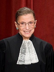 SUCESO. La jueza Ruth Bader Ginsburg destacó en una época en la que a las mujeres se les pedía justificarse al ocupar cargos que antes solo tenían los hombres. | Foto de archivo: Efe.
