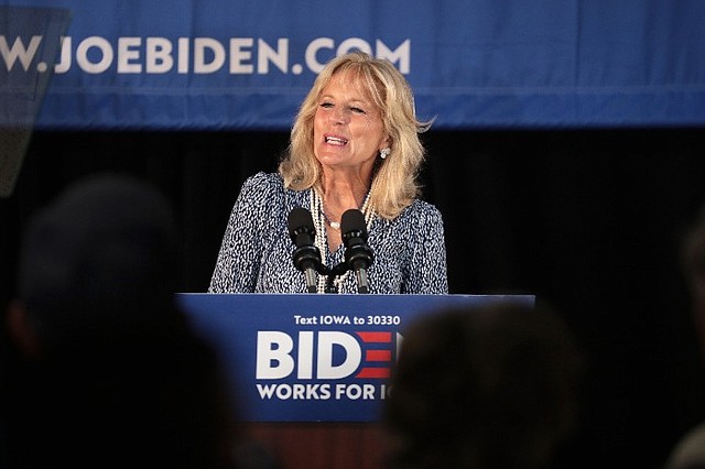 CLAVE. Jill Biden, esposa del ex vicepresidente, se ha convertido en una pieza parte clave para movilizar a votantes y apoyar a candidatas/Gage Skidmore-Wikimedia