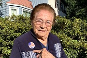 VOTO. A sus 101 años, Rebeca Sánchez Mantilla, votó por adelantado el 18 de septiembre en Virginia. | FOTO: Cort. Karin Pedemonte.