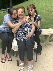 FAMILIA. Rebeca Sánchez con su hija Rebeca Vargas, quien es doctora y su nieta Karin Pedemonte. Su segunda hija, Alicia no estuvo para la foto. | FOTO: MILAGROS MELÉNDEZ PARA ETL