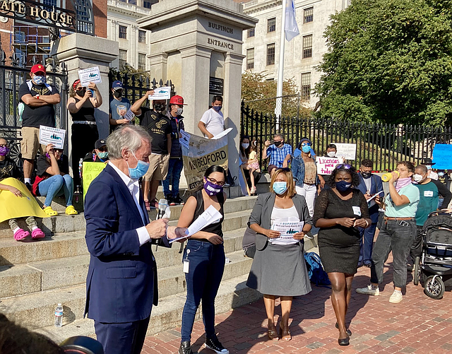 Ed Markey hablando enfrente de las escaleras de la casa estatal, en una marcha a favor de las licencias de conducir para indocumentados.