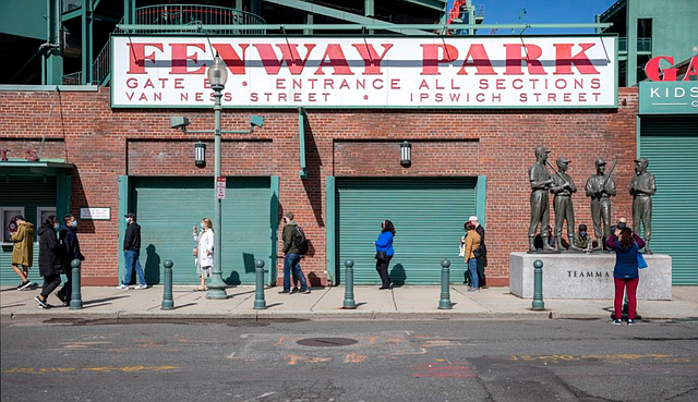 Los primeros votantes hacen fila fuera del Fenway Park el sábado 17 de octubre en Boston.