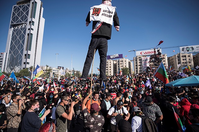 PROTESTAS. Se incumplió con el distanciamiento social por el COVID-19 en Santiago. | Foto: Efe: Alberto Valdés.