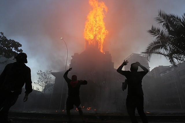 DESTROZOS. Los manifestantes causaron incendios y saqueos en Santiago de Chile el domingo. | Foto: Efe/Elvis Gonzalez.