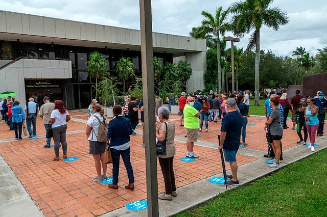 SEGURIDAD. En centros de votación en Miami se respetó el distanciamiento social por el
COVID-19/Efe-Giorgio Viera