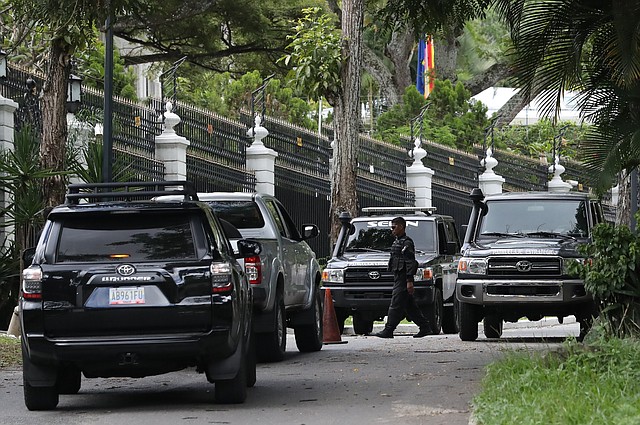 CARACAS. Fotografía de la casa del embajador de España en Caracas, rodeada de miembros del Servicio Bolivariano de Inteligencia Nacional, este sábado 24 de octubre. | Foto: Efe/Miguel Gutiérrez.