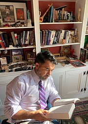 VOZ. Isaías Parada lee la Biblia en su domicilio de Prince William. Él es un creyente evangélico, que votará por Joe Biden. | FOTO: CORT. ISAÍAS PARADA
