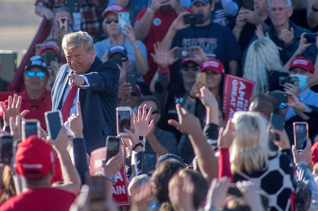 POLÍTICA. "La vida normal se reanudará por completo", dijo Trump en Arizona, pero en todo el país se ve un aumento de casos de coronavirus. | Foto: Efe.