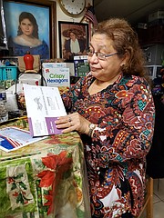 REGISTRO. Carpio se registró el mismo día de la ceremonia de ciudadanía y al poco tiempo recibió la papeleta de votación, la llenó y la envió por correo. | FOTO: Olga Imbaquingo