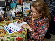 ALEGRÍA. María Carpio dice sentirse contenta de saber que su voto sí cuenta, más para ella que hasta sus 50 años no sabía leer ni escribir. | FOTO: Olga Imbaquingo