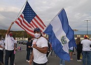 ACTIVISTAS. Miembros de la organización CASA se unieron a la caravana para apoyar a los inmigrantes. | FOTO: Tomás Guevara - ETL