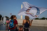 SIMPATIZANTES. Unas simpatizantes de QAnon durante un evento del Día de la Independencia en Washington, DC. | FOTO: Evelyn Hockstein — For The Washington Post