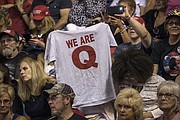 SEGUIDOR. Un seguidor de QAnon muestra una camiseta que dice “We are Q” (Nosotros Somos Q) en un mitin del presidente Trump en Pensilvania. | FOTO: Victor J. Blue — Bloomberg
