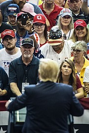 APOYO. Un simpatizante de Donald Trump con un sombrero de QAnon escucha al presidente en un rally en Cincinnatti | FOTO: Jabin Botsford — The Washington Post