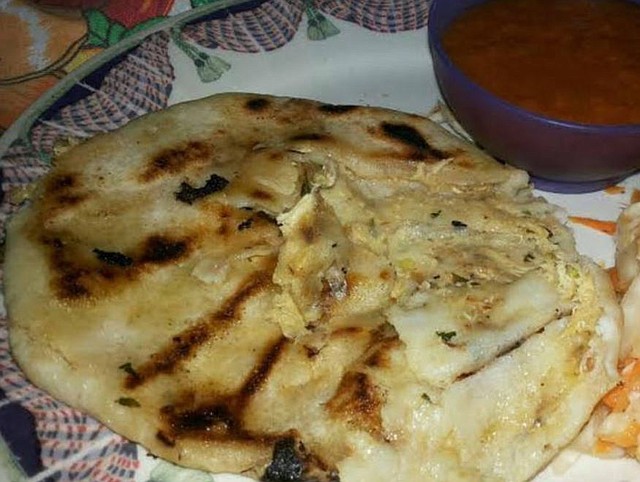PLATO. Pupusa de pollo mezclado con quesillo. | Foto: elsalvador.com.