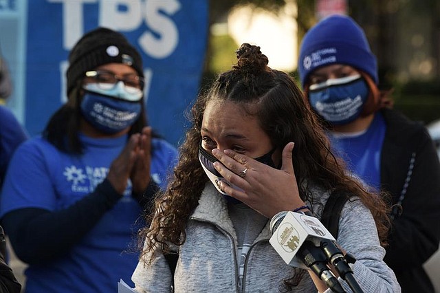 CONCENTRACIÓN. Esmeralda Rodríguez, una beneficiaria Del TPS, llora durante la protesta en la calle Black Lives Matter. | Foto: Efe/Lenin Nolly.