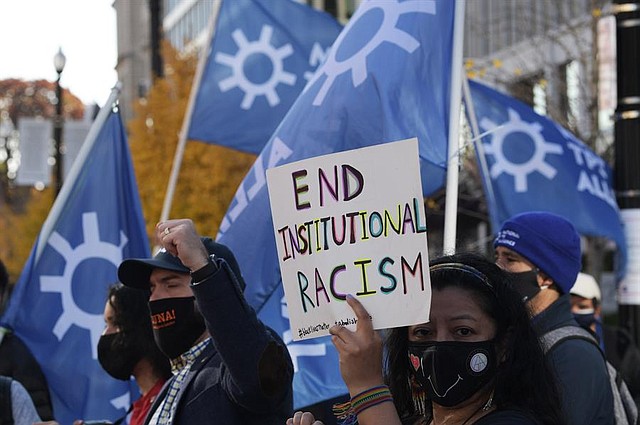 CONCENTRACIÓN. Los inmigrantes atravesaron Estados Unidos en autobús. | Foto: Efe/Lenin Nolly.