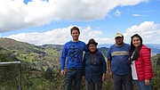 Juan Giraldo junto a los agricultores de Ecuador