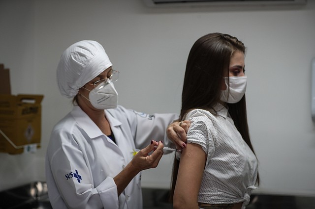 SALUD. La aplicación masiva de la vacuna es clave para superar la pandemia.