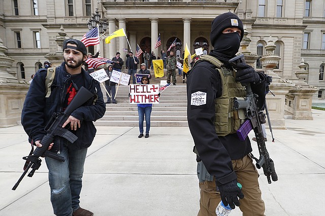 Manifestantes armados frente al edificio del Capitolio estatal de Michigan en Lansing, el 15 de abril, durante una marcha en contra de las medidas estatales de mitigación del coronavirus.