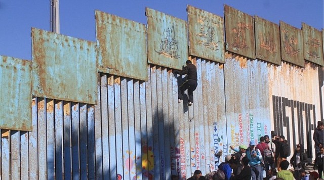 FRONTERA. Miles de personas cruzan al año a territorio estadounidense en busca de una mejor calidad de vida/EFE