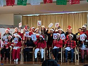 CELEBRACIÓN. En la Escuela Cardozo el año pasado las madres de familia de los niños latinos celebraron la Navidad vistiéndose de Papá Noel. | FOTO: Cortesía Magdalena Flora |