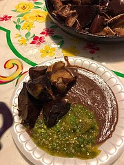 TRADICIÓN. El mole fue infaltable en el hogar de Erica Valencia durante estas Navidades, solo que esta vez no hubo reunión familiar a lo grande. | FOTO: Cortesía Érica Valencia |
