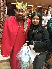 REYES. Este año los reyes magos no llegarán con sus regalos, como sí lo hicieron el año pasado, para robarle una sonrisa a Emely Alameda. | FOTO: Cortesía Magdalena Flora |