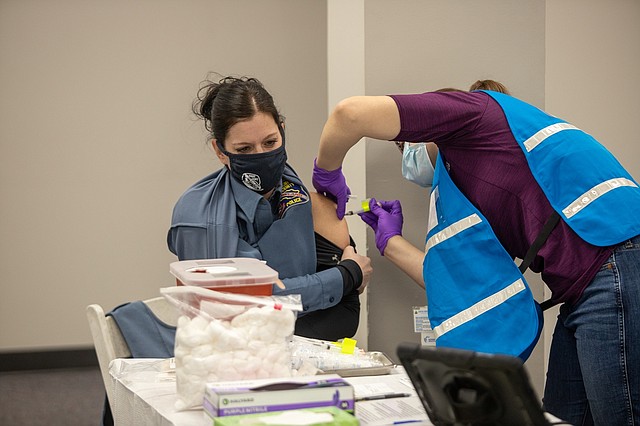 SALUD. El primer grupo de vacunados recibirá una segunda dosis de la vacuna en 28 días. | Foto: cortesía.