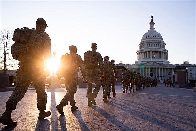 SEGURIDAD. Miembros de la Guardia Nacional de los Estados Unidos se reúnen en los terrenos del frente este del Capitolio, el martes 12 de enero. | Foto: Efe.