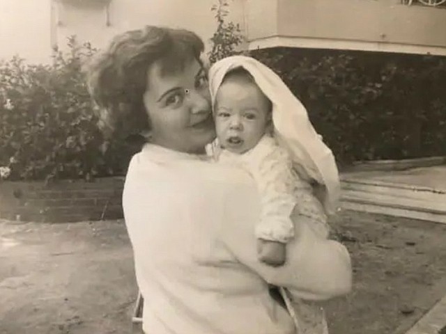 Alejandro Mayorkas y su madre, Anita, en La Habana.