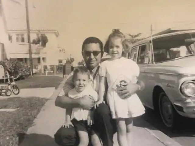 Con su padre y su hermana Cathy