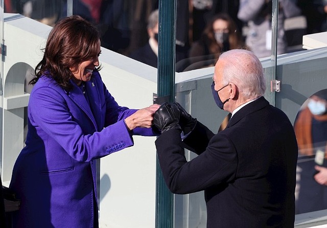 EQUIPO. Harris (izq.) y Biden (der.) durante la toma de posesión/EFE