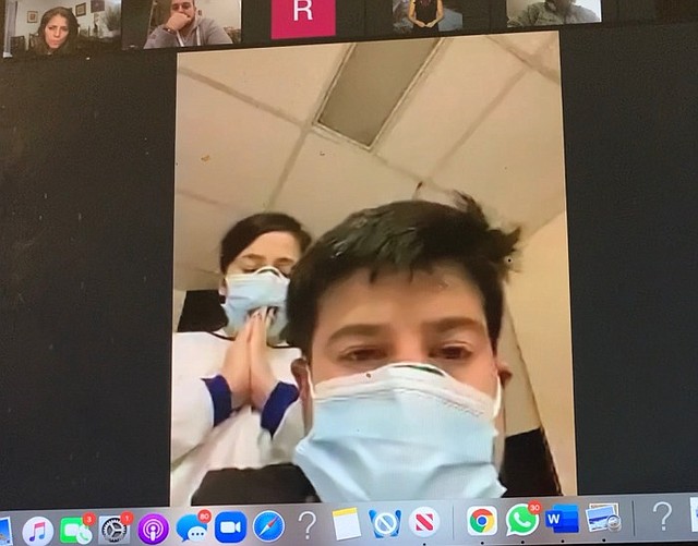 HOSPITAL. Jason Kling y su hermana Lizzie, en el Laurel Medical Center, horas antes de dar el último adiós a su madre, Blanca Kling/MILAGROS MELÉNDEZ