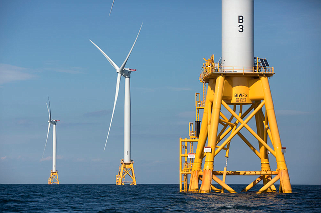 En esta foto de archivo de 2016, tres de las cinco turbinas de Deepwater Wind están en el agua frente a Block Island, en Rhode Island, el primer parque eólico marino del país.