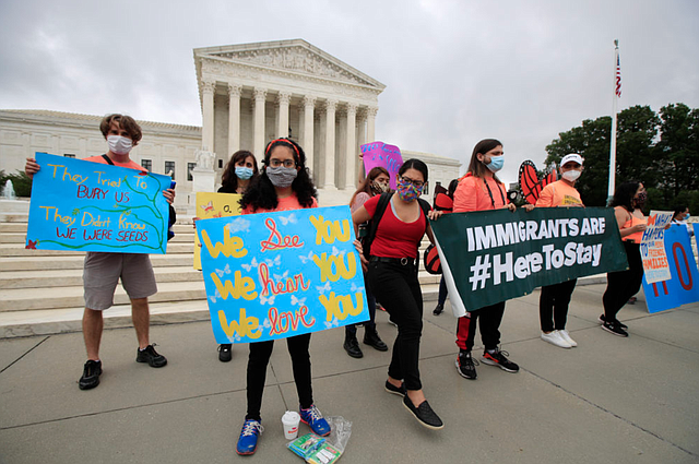 Los estudiantes de Acción Diferida para los Llegados en la Infancia (DACA, por sus siglas en inglés) celebran frente a la Corte Suprema después de que rechazó el esfuerzo del presidente Trump por poner fin a las protecciones legales para los inmigrantes jóvenes.
