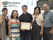 El joven Diego Vargas Calancha con su familia. Él recibió una beca estudiantil de $500 por su destacada participación en el Programa de Líderes Emergentes. | FOTO: Cortesía Archivo Edu-Futuro |