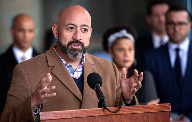 En esta foto de archivo, Marty Martínez, jefe de la Oficina de Salud y Servicios Humanos de la Alcaldía de la ciudad de Boston, emitiendo un comunicado el 16 de marzo de 2020.