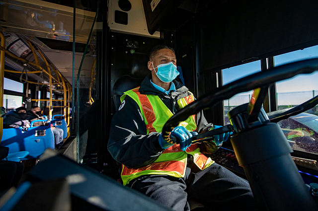 El conductor del autobús de MBTA, Joao Goncalves, transporta pasajeros desde Chelsea por el puente Tobin en ruta a Haymarket.